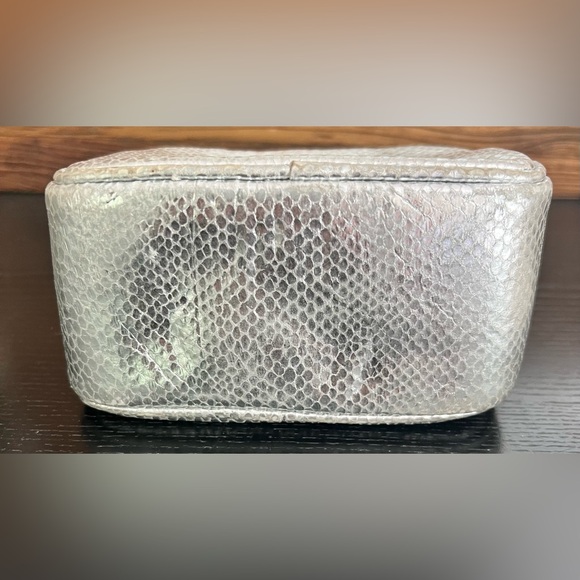 RARE!  TORY BURCH REVA Silver Embossed Leather Makeup Bag - Picture 6 of 7